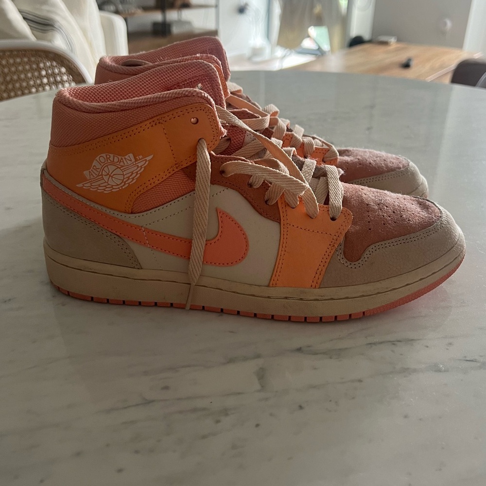 AIR IORDAN 1 mid apricot - Picture 1 of 6